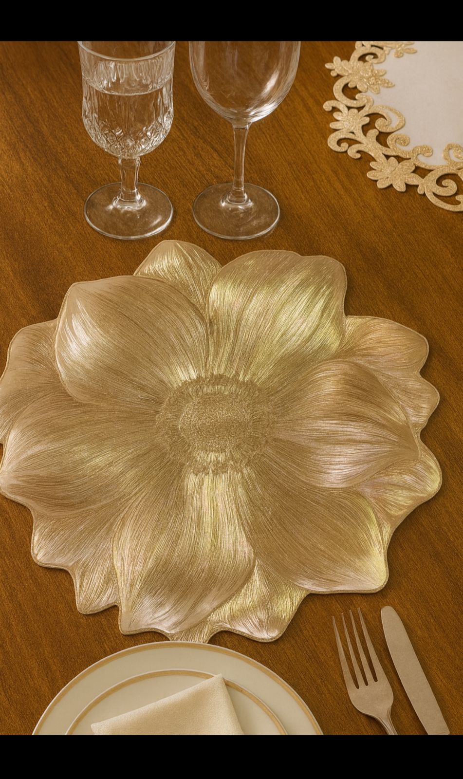 Luxury Metallic Floral Placemat – Gold Flower Shaped Table Mat for Elegant Dining